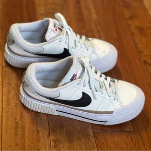 Womens size 8 Nike court legacy
